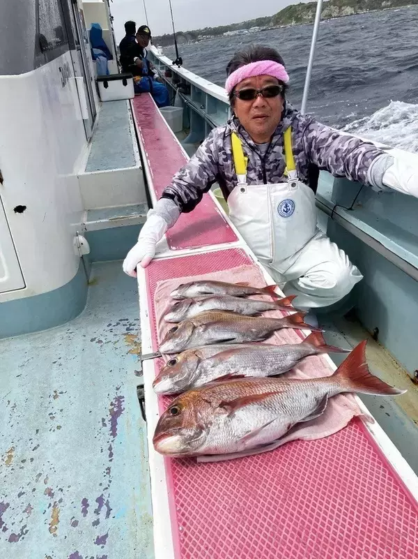 「【釣果速報】なんて映える釣果写真なんだ！5.20kgのマダイを順調にゲット！神奈川県正海丸でどでかいターゲットを獲ろう！」の画像