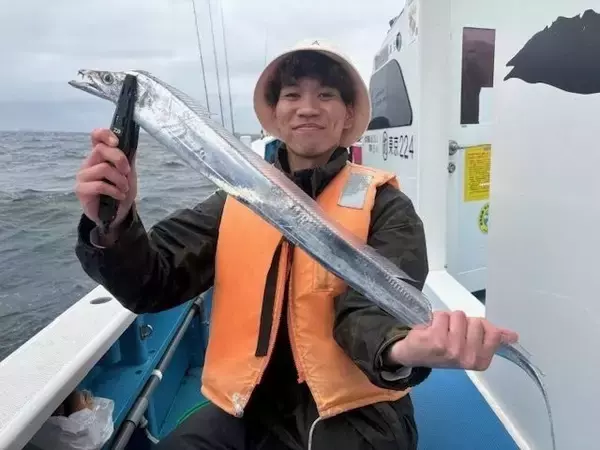 「【釣果速報】MAX112cm！東京都の深川 吉野屋で110cm台のメーター級＆極太タチウオをGET！大物狙うなら今すぐ乗船して！」の画像