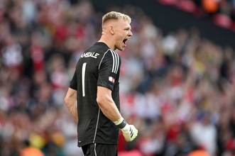 相手サポーターと冗談を言い合う陽キャGK。アーロン・ラムズデールが誕生するまで