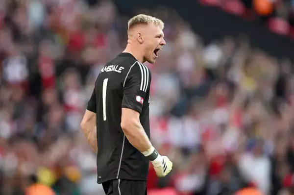 相手サポーターと冗談を言い合う陽キャGK。アーロン・ラムズデールが誕生するまで