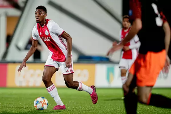 アヤックスのBチームに逸材が。それはまるで「オランダのポグバ」