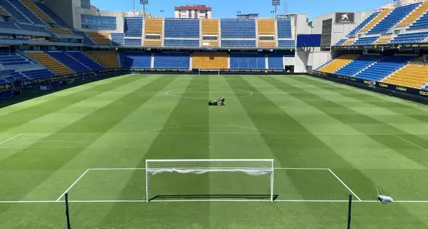 「「第二のクラブ」が海外展開に挑む――クラブスタッフとして働く日本人から見たカディスCFの実像」の画像