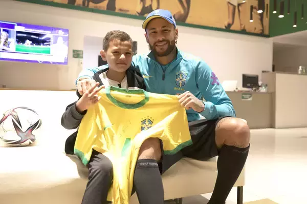 ネイマール、チッチ、サンパイオ……少年を心の傷から救うブラジル代表