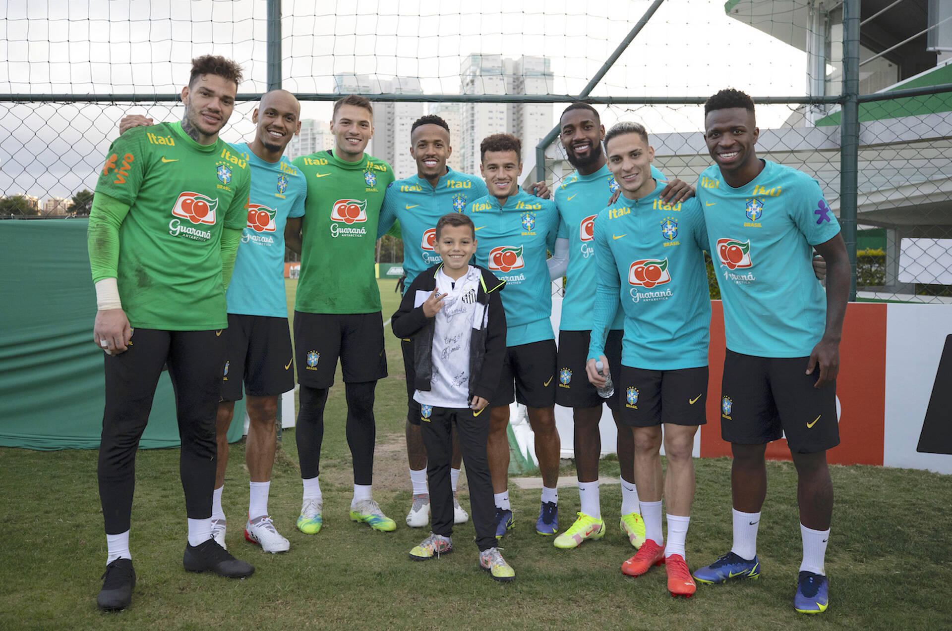 ネイマール、チッチ、サンパイオ……少年を心の傷から救うブラジル代表