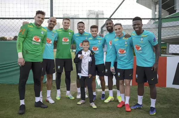 「ネイマール、チッチ、サンパイオ……少年を心の傷から救うブラジル代表」の画像