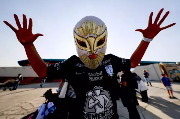 ピッチで空中殺法炸裂？ ルチャ・リブレとのコラボユニフォーム発表