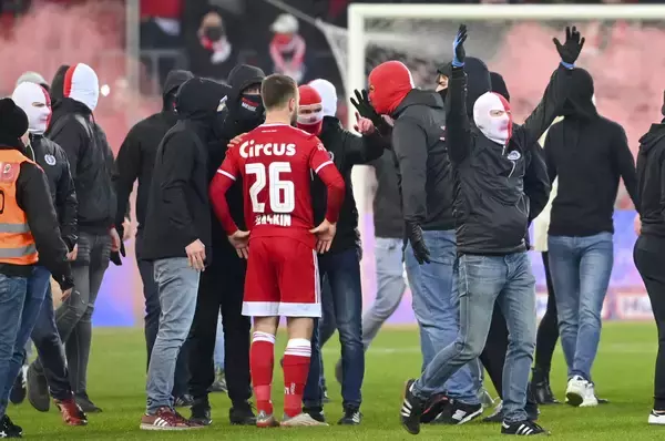 地元警察のストライキで試合開催延期。混沌のスタンダール・リエージュ