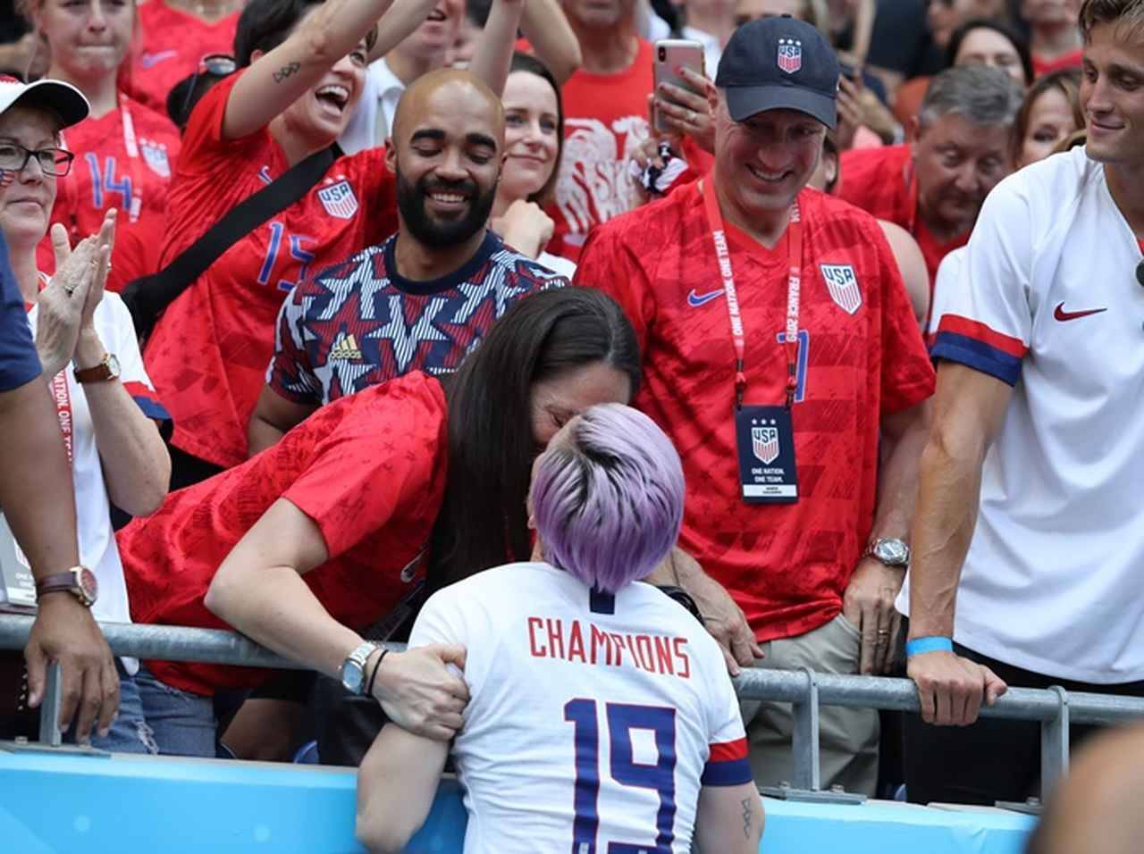 サッカー女子w杯のmvpと得点王 恋人と勝利のキスが美しい 19年7月10日 エキサイトニュース