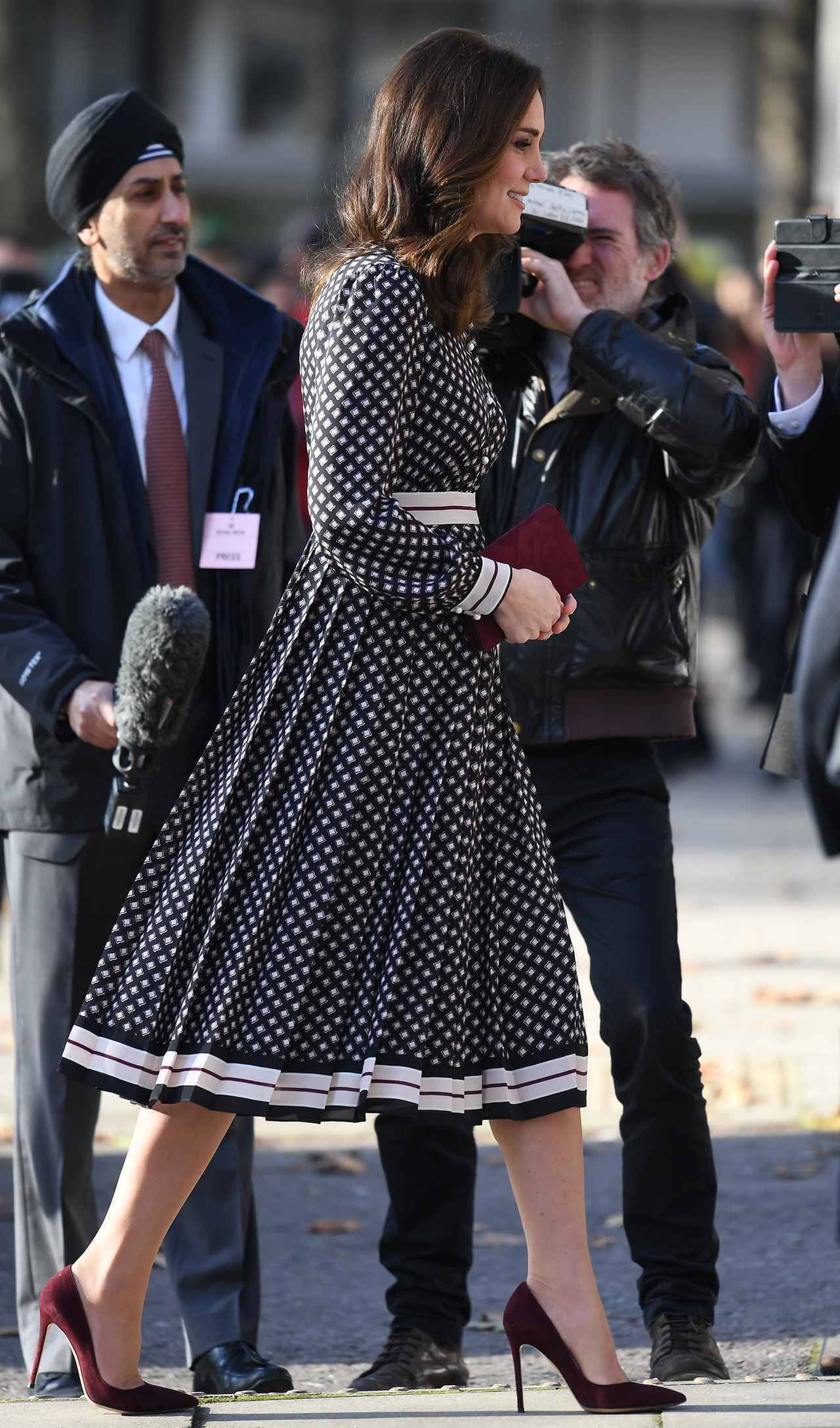 キャサリン妃 レディなワンピースを可憐に着こなし 17年12月6日 エキサイトニュース