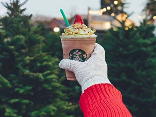 スタバの4日間限定 クリスマスツリー フラペチーノに行列 17年12月8日 エキサイトニュース