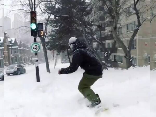 雪が凄すぎて 元オリンピック選手が街中をスノボで爆走する様子がカッコイイ 18年1月14日 エキサイトニュース