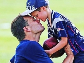NFL選手トム・ブレイディ、10歳の息子とキスして非難殺到