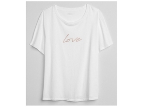 Gapが、国際女性デーに向けて“LOVE”Tシャツを発売