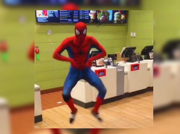 スパイダーマンが踊り狂う動画 再生回数1 600万越え 18年2月25日 エキサイトニュース