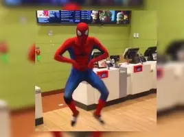 誰でもスパイダーマンになれる 手首から糸を出せるおもちゃがクール 動画 19年4月30日 エキサイトニュース
