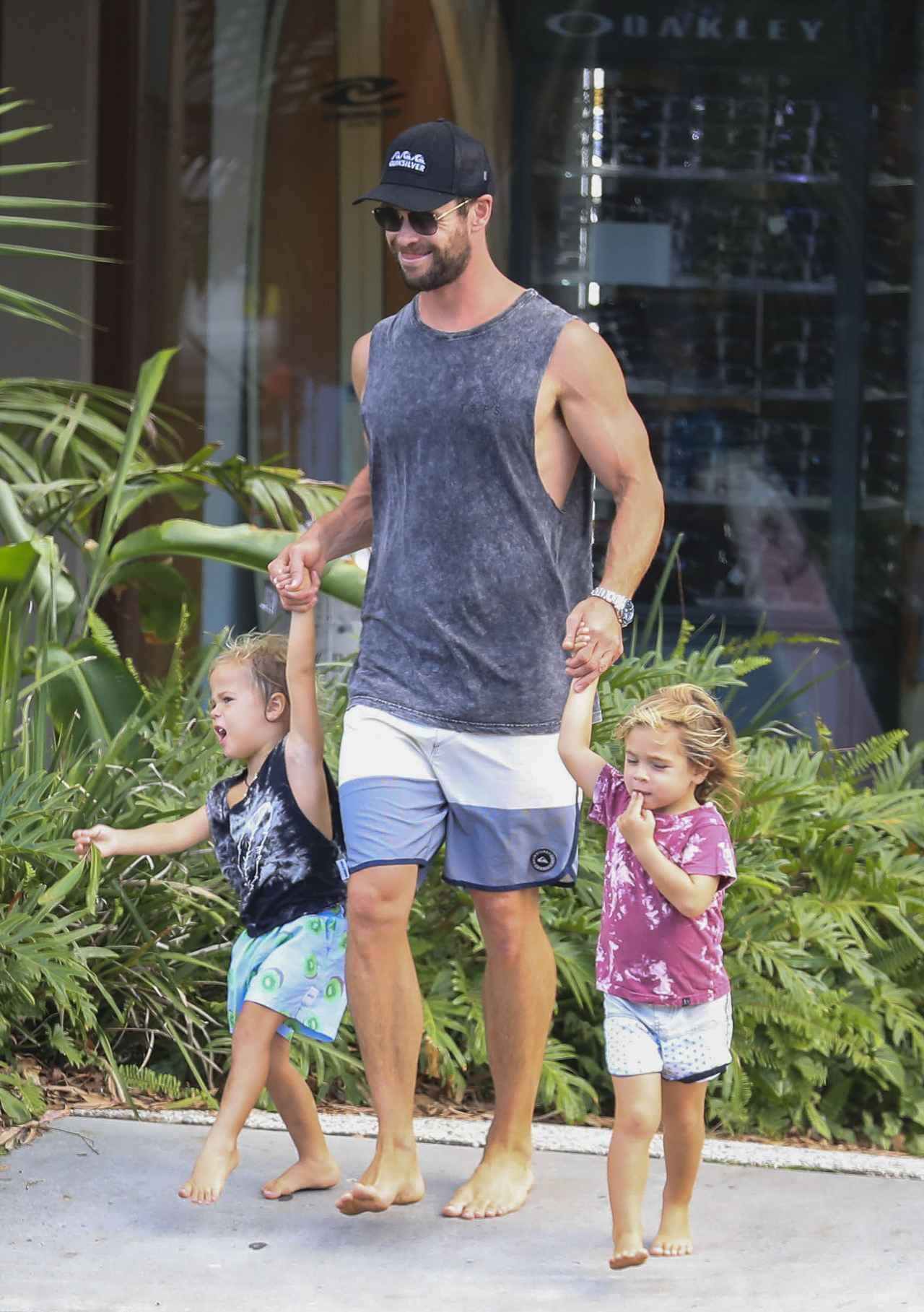 両手に子供 アベンジャーズ 俳優のイクメンぶりが微笑ましい 18年2月27日 エキサイトニュース