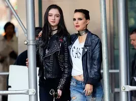 ナタリー ポートマン ガガみたいな衣装でシーアの歌を歌う 18年12月4日 エキサイトニュース