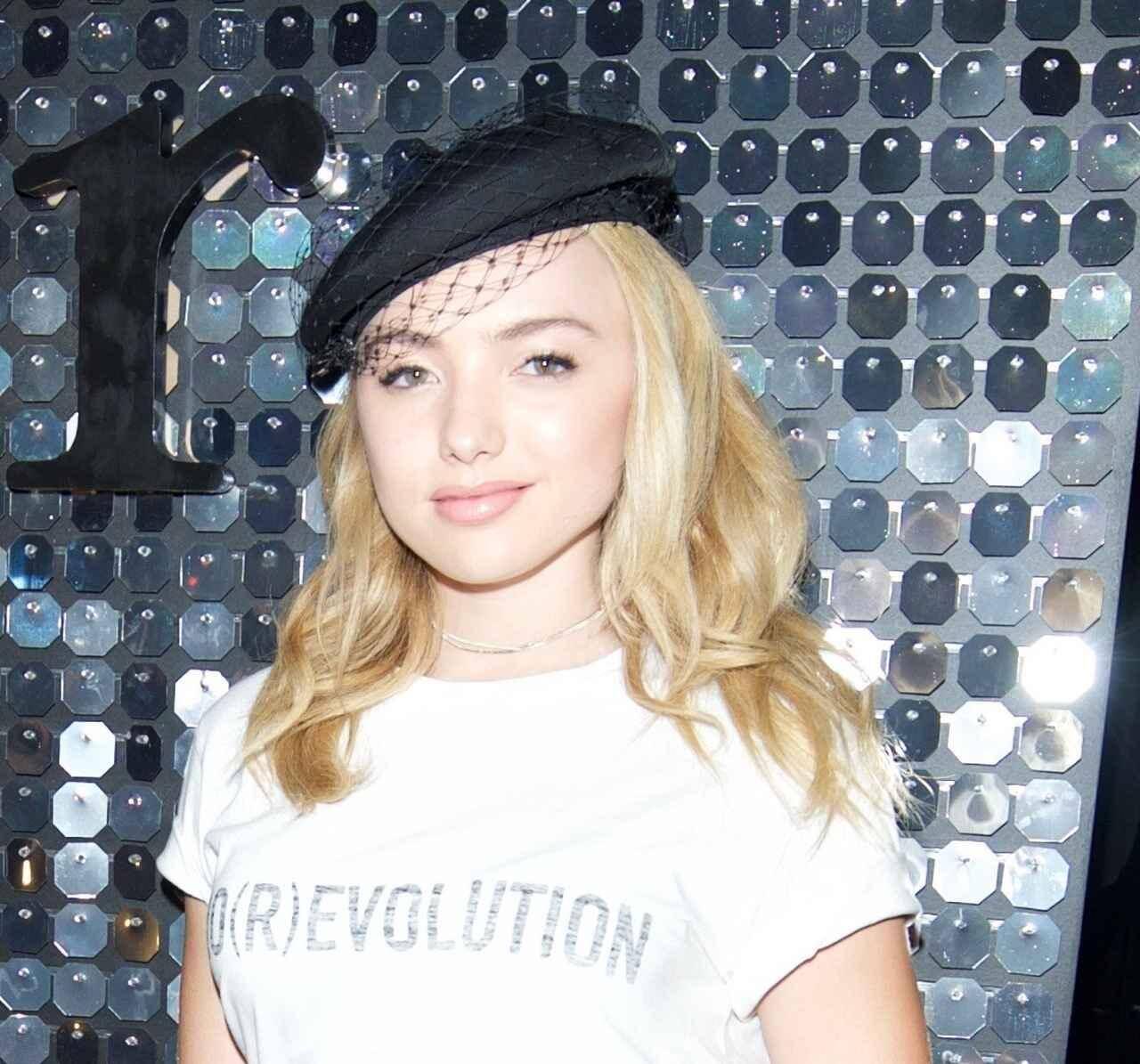 ペイトン リスト 白ｔシャツでドレスアップした最新コーデがおしゃれ 18年3月16日 エキサイトニュース