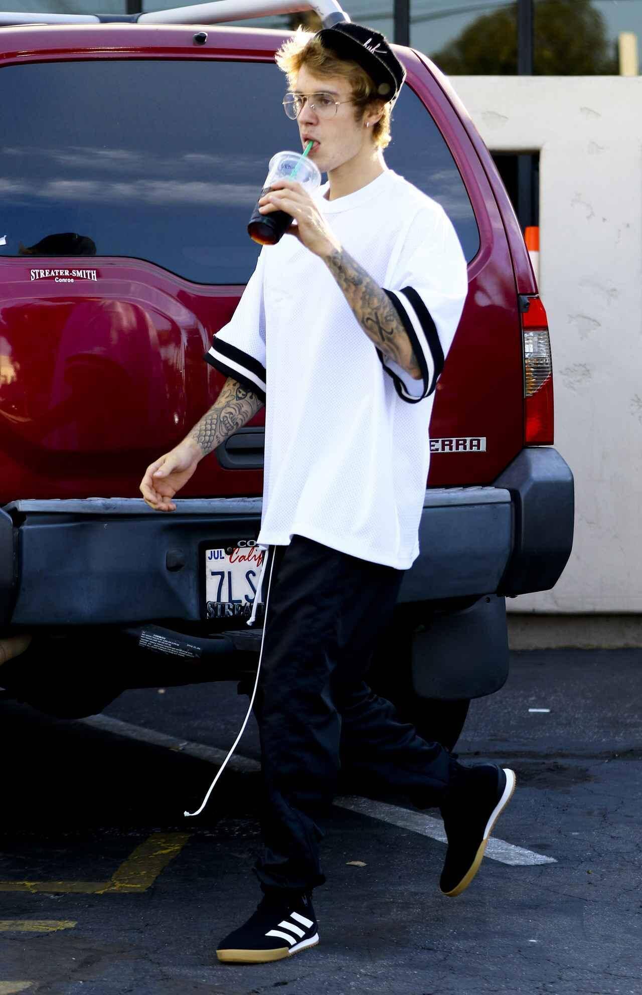 ジャスティン ビーバー ズボンのはき方が斬新すぎて下半身に視線集中 18年3月日 エキサイトニュース ジャスティン ビーバー ズボンのはき方が斬新すぎて下半身に視線集中 18年3月日 エキサイトニュース