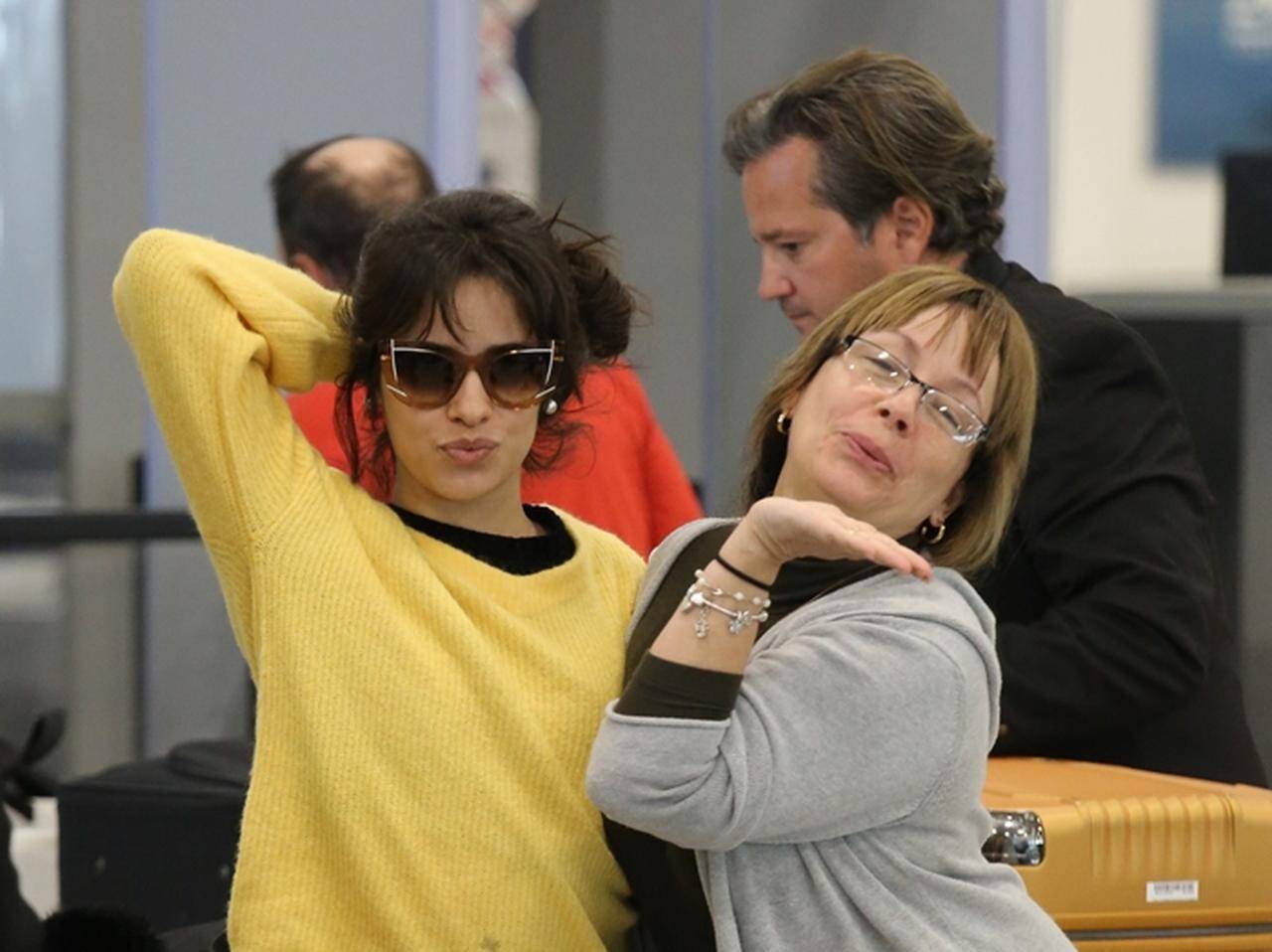 カミラ カベロ 空港でパパラッチへのファンサービスに母も参戦 18年4月15日 エキサイトニュース