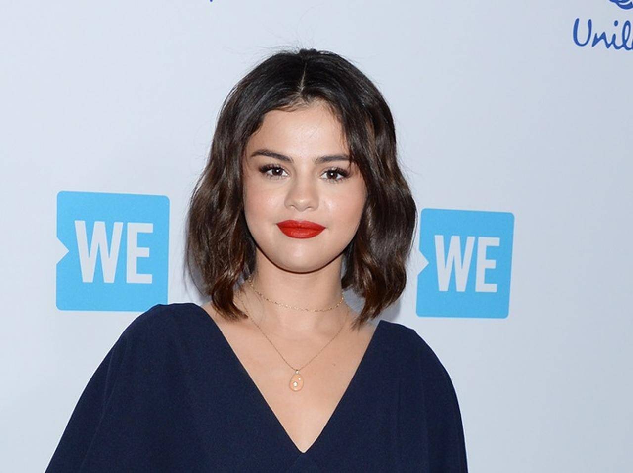 セレーナ ゴメス 大人な雰囲気漂うシックなドレススタイルに注目 18年4月27日 エキサイトニュース