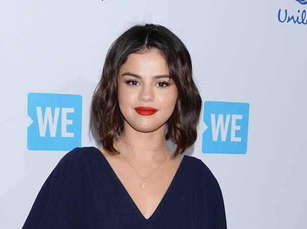 セレーナ ゴメス 大人な雰囲気漂うシックなドレススタイルに注目 18年4月27日 エキサイトニュース