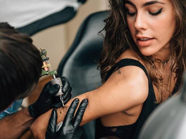 母親が息子の名前をタトゥーで彫るも失敗 しかしその後とった行動に驚き 18年5月27日 エキサイトニュース