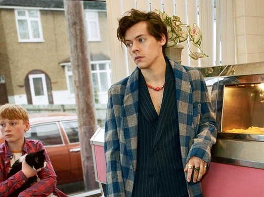 ハリー スタイルズ グッチのデザイナーとコラボした 限定ｔシャツ を販売 19年12月17日 エキサイトニュース