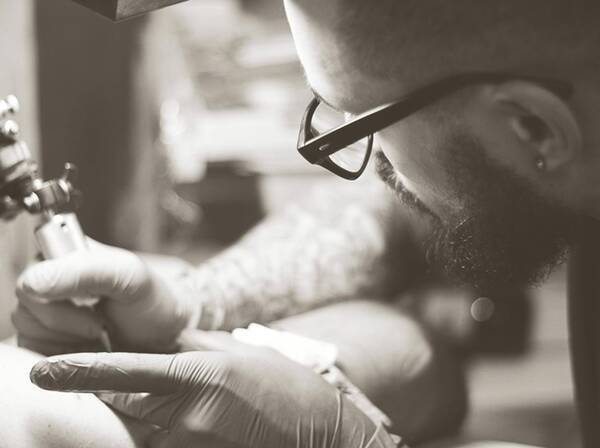 お尻に一生残る 乳首のタトゥー を入れた男性が話題に 18年6月24日 エキサイトニュース