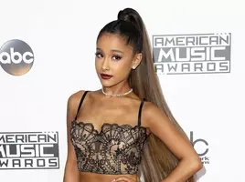 アリアナ グランデが 胸 と お尻 の大きさを自己申告 そのワケとは 18年6月14日 エキサイトニュース
