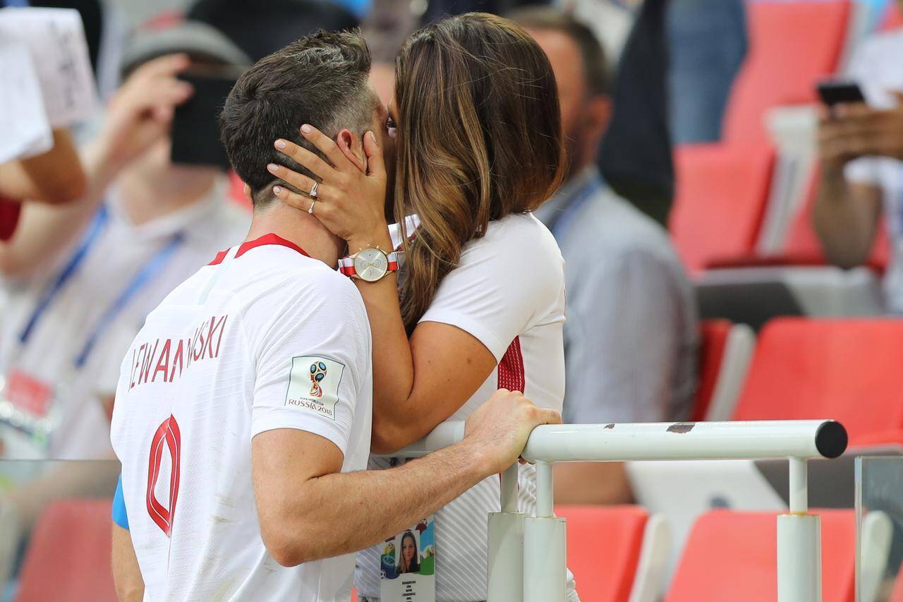 サッカーw杯 日本と対戦 ポーランド代表選手と妻の 濃厚キス がドラマチック 18年6月28日 エキサイトニュース