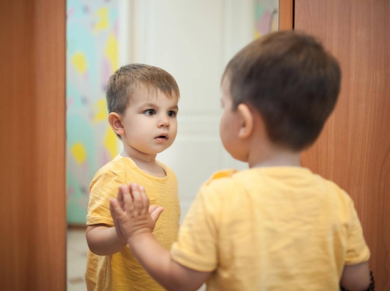 鏡に映る もう1人の少年 が勝手に動き出す 恐怖の映像 に鳥肌 18年8月25日 エキサイトニュース