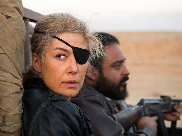 眼帯女性ジャーナリストの実話を基にした ア プライベート ウォー 予告編 18年8月30日 エキサイトニュース