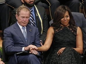 ブッシュ元大統領、ミシェル・オバマ夫人にこっそりキャンディーをあげる