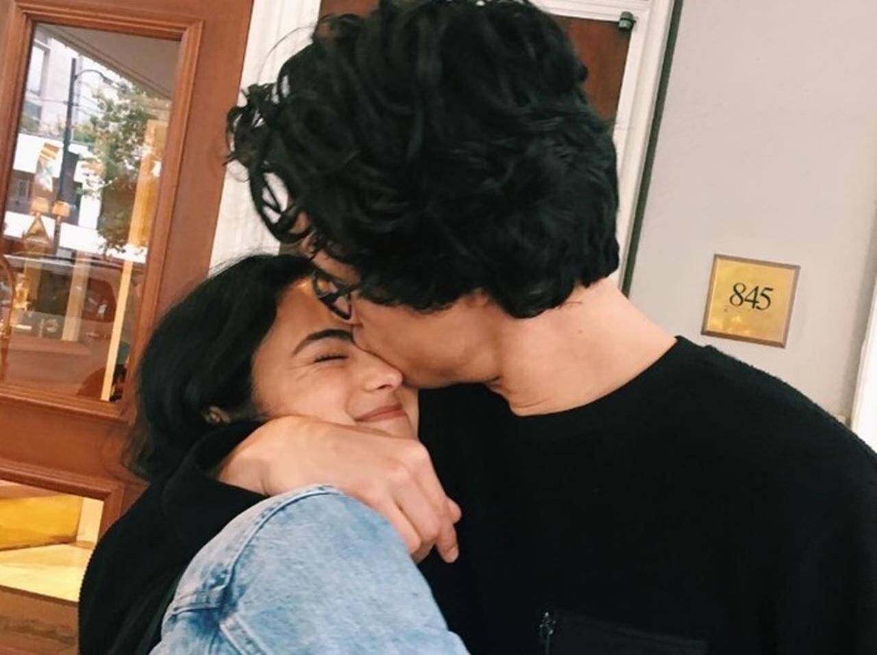 カミラ メンデス リバーデイル 共演者チャールズ メルトンと堂々の交際宣言 18年10月9日 エキサイトニュース