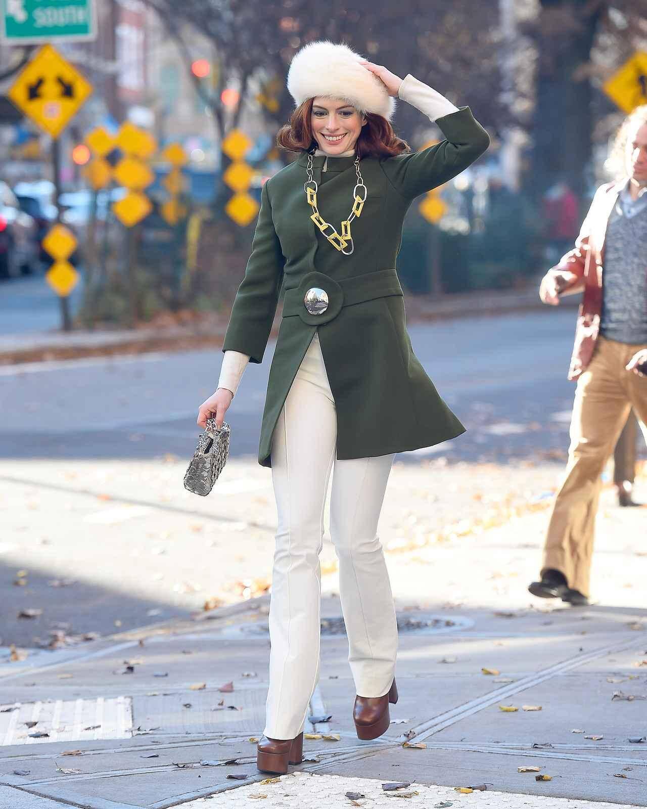 アン ハサウェイ 新作ドラマの撮影で プラダを着た悪魔 ばりに衣装チェンジ 18年12月5日 エキサイトニュース
