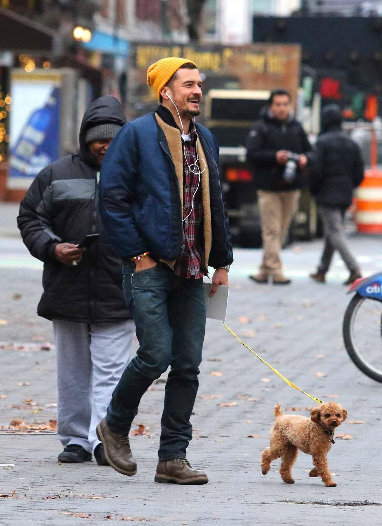 オーランド ブルーム 愛犬の 散歩の仕方 に親近感 写真アリ 19年1月13日 エキサイトニュース