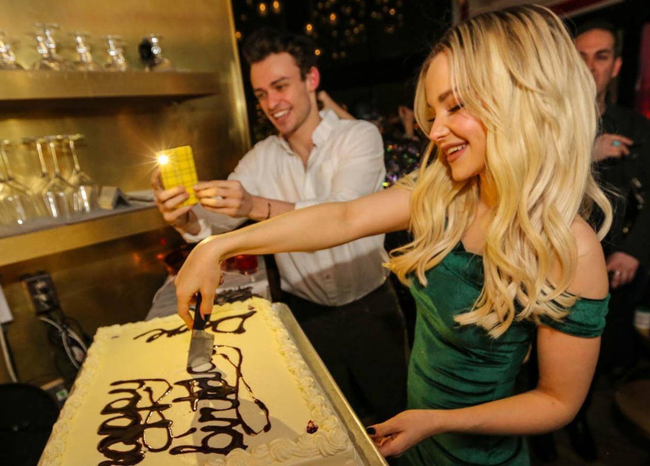 ダヴ キャメロン 思い出を 刻む ために タトゥー彫り師 を誕生日会に呼ぶ 19年1月17日 エキサイトニュース