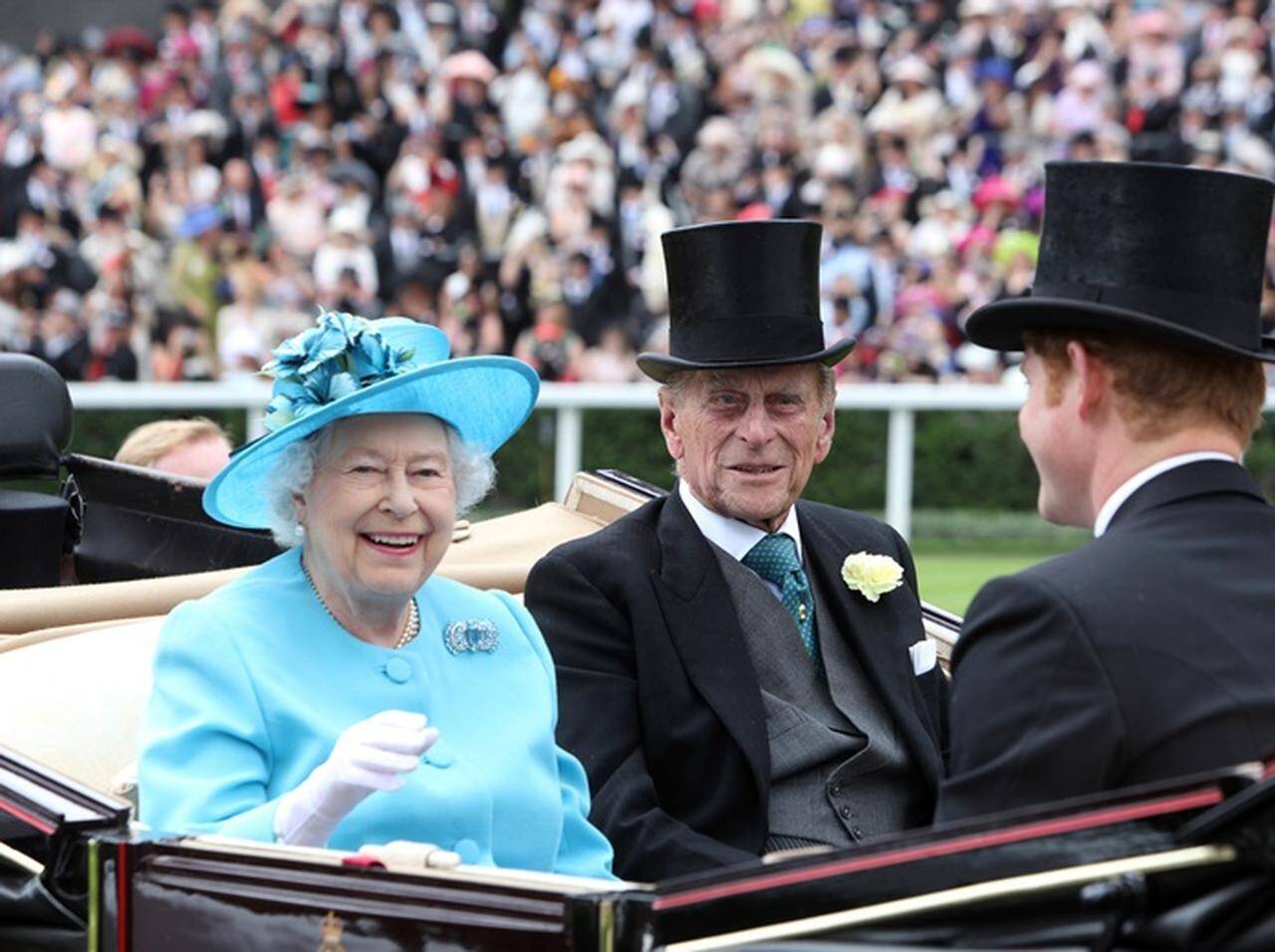 フィリップ殿下の事故後のガラス破片が王室マニアの間で争奪戦 19年1月26日 エキサイトニュース