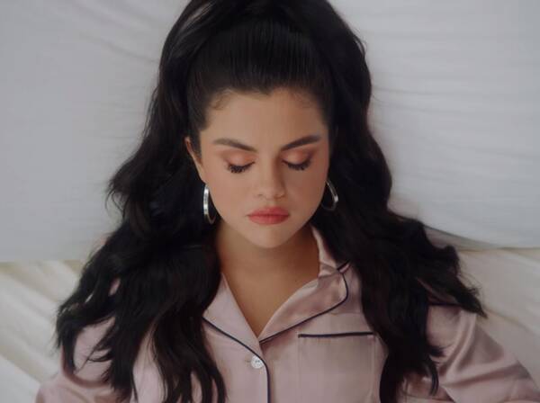 セレーナ ゴメスがベッドの上で飛び跳ねる姿が可愛い I Can T Get Enough Mv 19年3月13日 エキサイトニュース