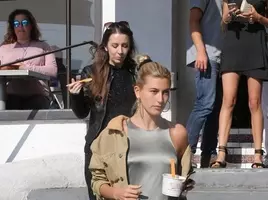 ジャスティン ビーバーの母 44 が美しすぎる 嫁ヘイリーも 21歳に見える と絶賛 19年7月7日 エキサイトニュース