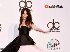 カミラ カベロ 映画 シンデレラ のキャストと ワイン で距離を縮める 年2月12日 エキサイトニュース