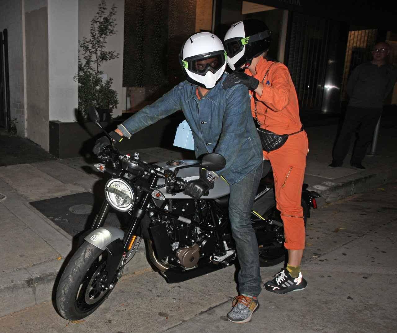 オーランド ブルーム 婚約者ケイティとの バイクデート がひたすらカッコイイ 19年4月11日 エキサイトニュース