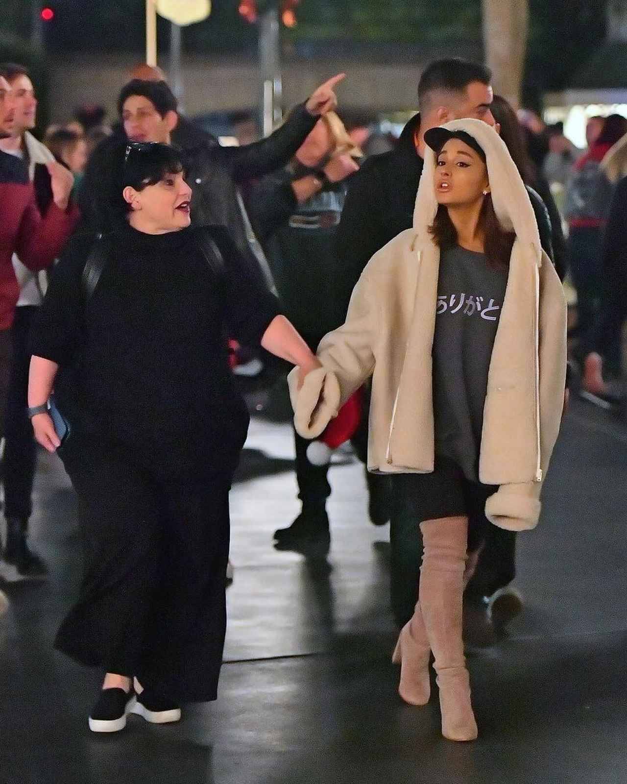 ハリー スタイルズ 日本語で自分の名前が書かれたフーディを愛用 19年4月19日 エキサイトニュース