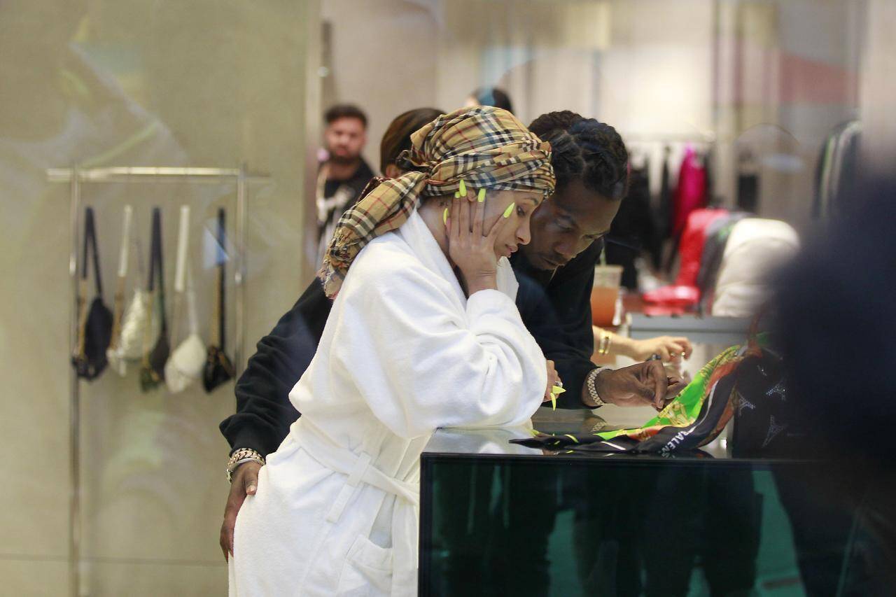 カーディ B すっぴん バスローブ姿で まさかの場所 に足を運ぶ 19年5月14日 エキサイトニュース