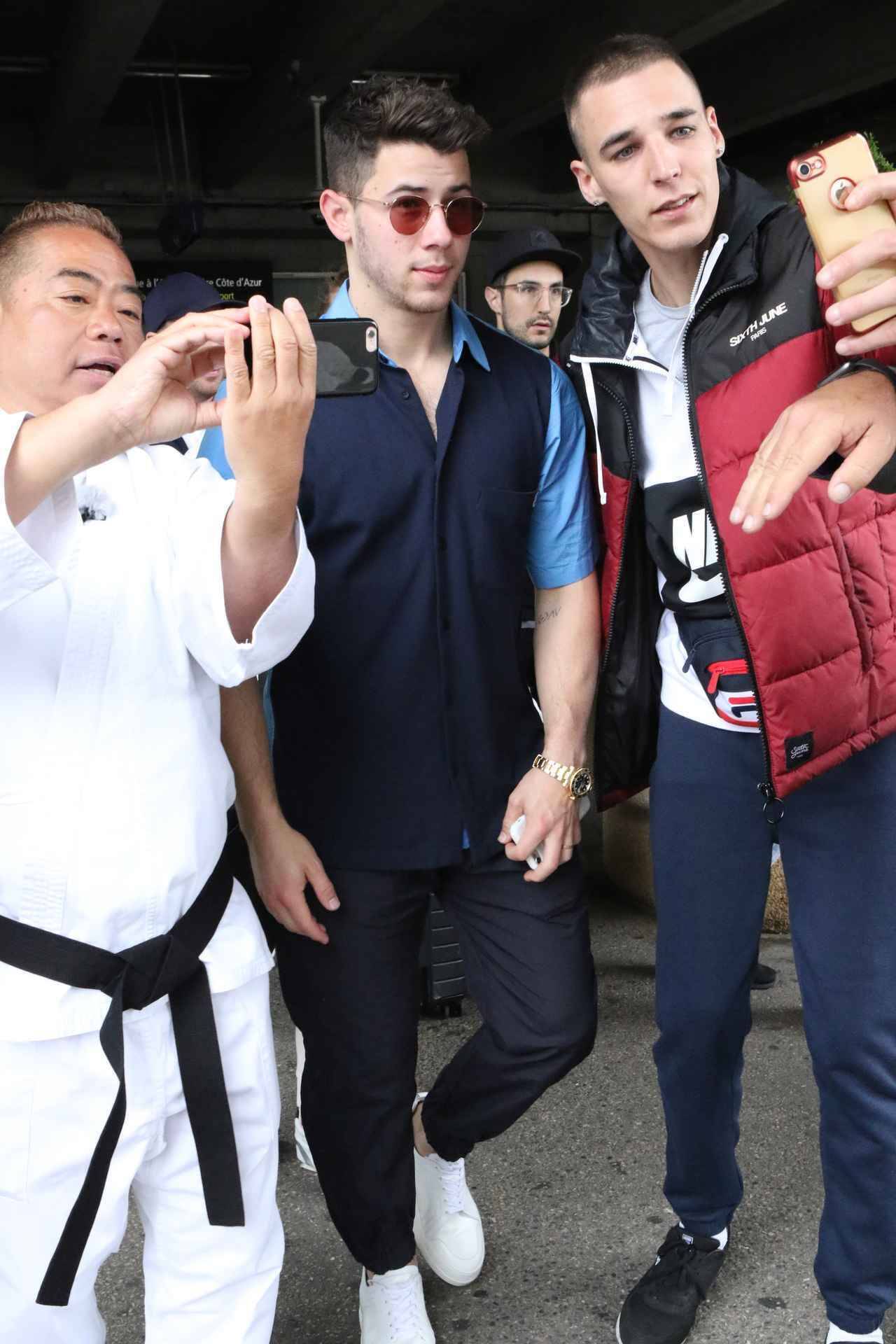 パパラッチ出川 ニック ジョナスとのセルフィーを試みる 写真あり 19年5月26日 エキサイトニュース