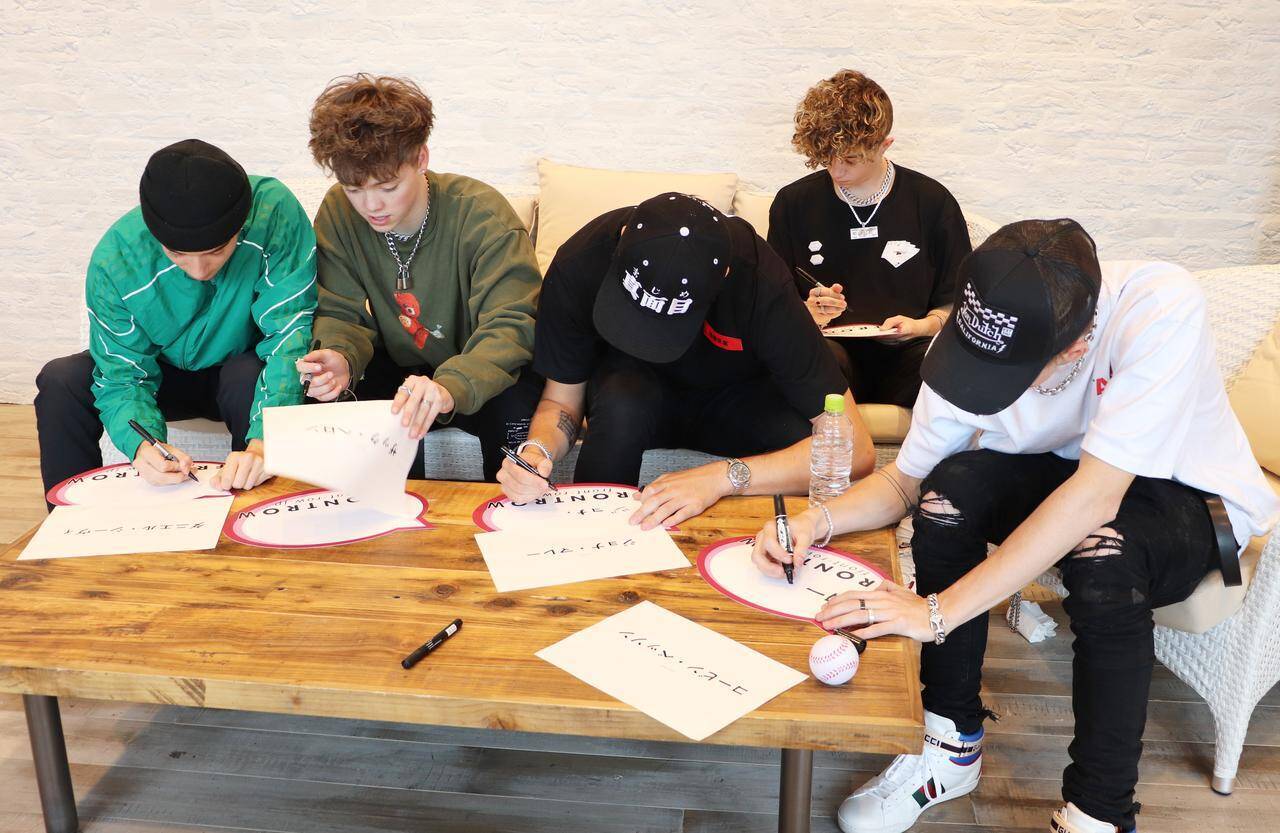 最も いい夫になる のは誰 ホワイ ドント ウィー内で満票が入ったのはあのメンバー 来日インタビュー 19年5月30日 エキサイトニュース