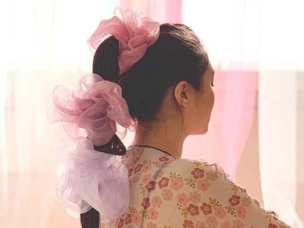 年は シュシュ が大流行 トレンドのヘアアクセでつくる簡単こなれヘア 19年12月25日 エキサイトニュース