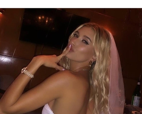 ヘイリー ビーバー 結婚式のドレスに ナイキ エアフォース1 を合わせる 19年10月日 エキサイトニュース