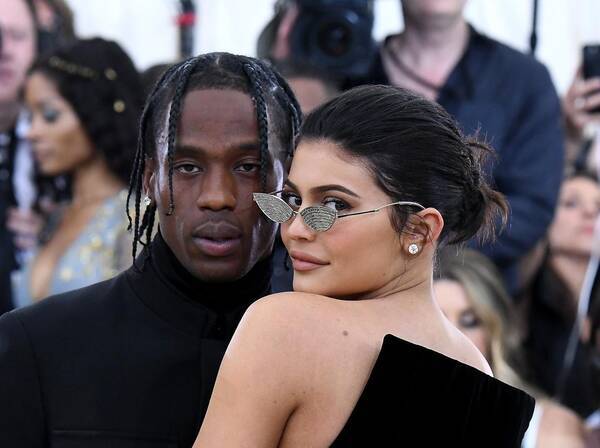 カイリー ジェンナーの家に 床が見えない ほどの バラ 恋人のサプライズが 彼氏の鑑 19年8月6日 エキサイトニュース